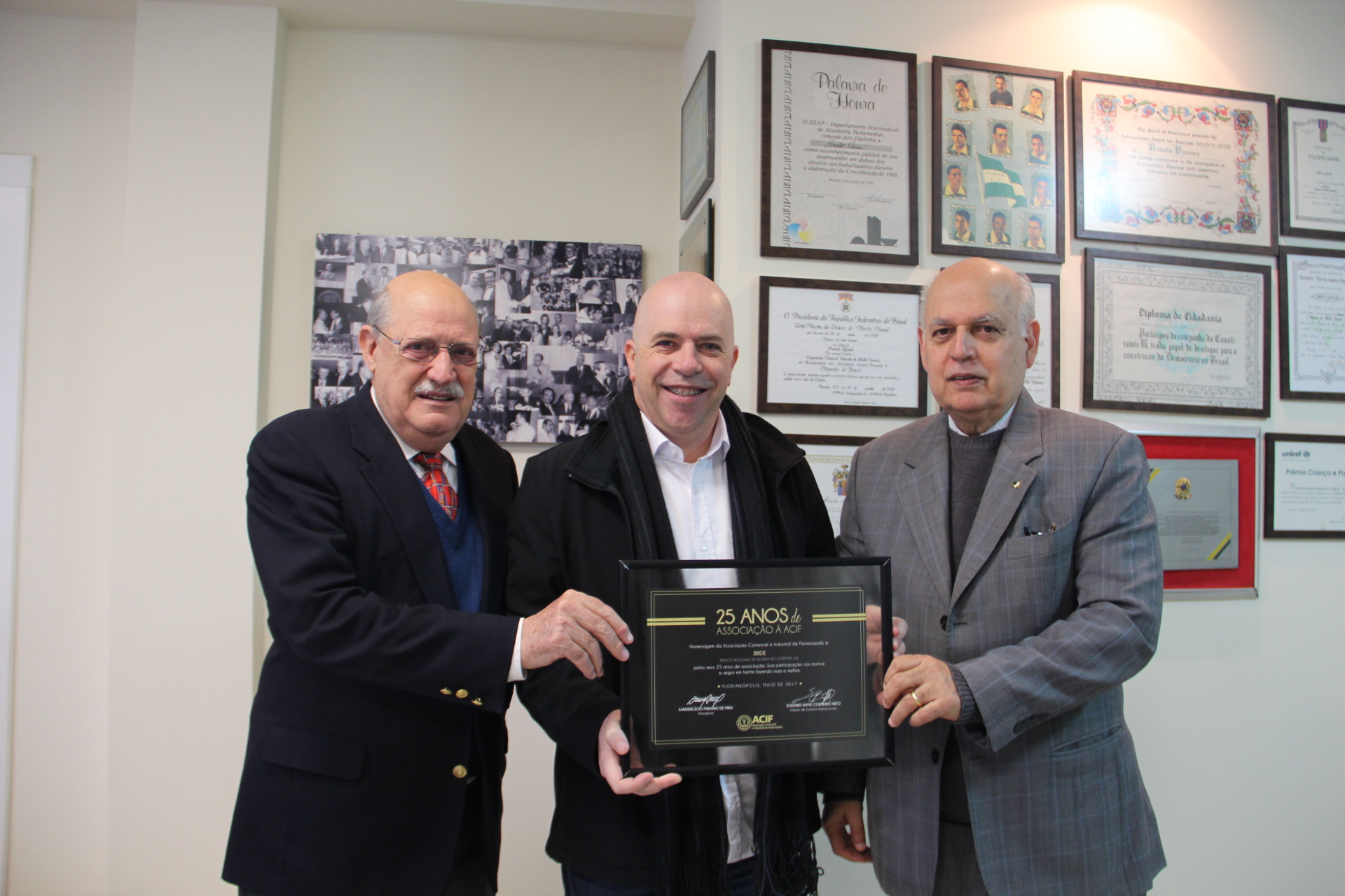 BRDE RECEBE PLACA  COMEMORATIVA  PELOS 25 ANOS DE ASSOCIAÇÃO À ACIF