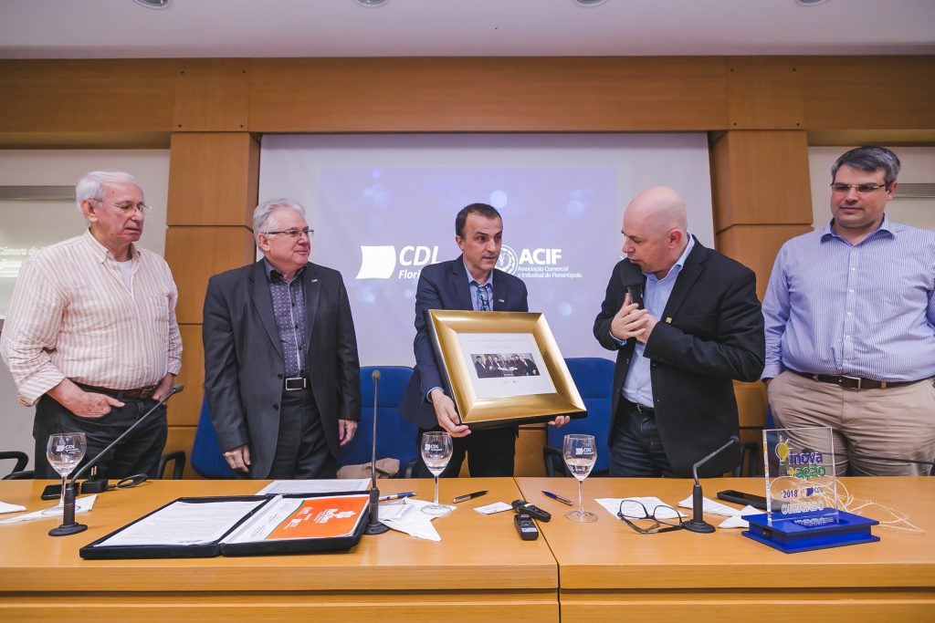 Luc Pinheiro entrega a Lido Bison quadro de homenagem à CDL reunião ACIF CDL 18 09 18 Foto de André Miranda