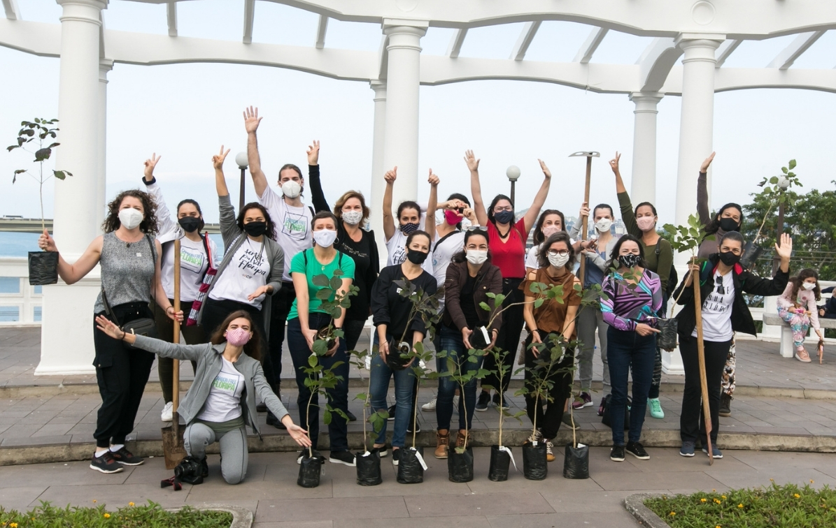 Parque da Luz recebe novas mudas de árvores do núcleo ACIF Mulher