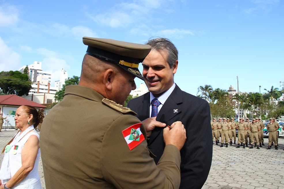 Presidente da ACIF, Rodrigo Rossoni, é condecorado nos 187 anos da Polícia Militar de SC